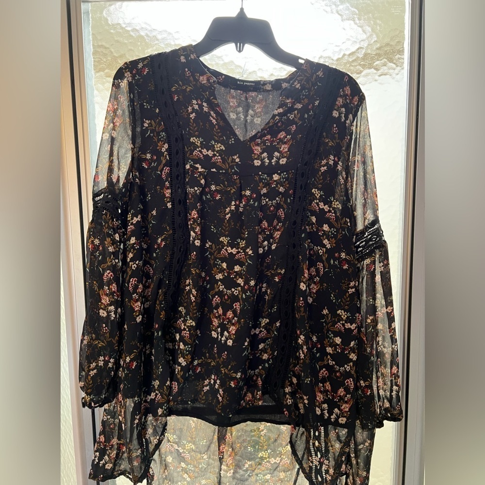 Blu Pepper Sz M Beautiful Floral High Low Lined Blouse